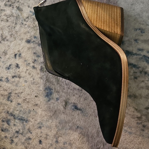 Black Vince Camuto Ginsel Suede Ankle Booties - 9.5 - Picture 6 of 6